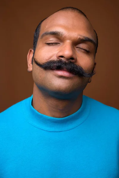 Volto di uomo indiano con i baffi che indossa maglione blu — Foto Stock