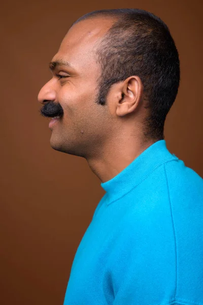 Szoros profil kilátás boldog indiai férfi bajusz visel kék pulóver — Stock Fotó
