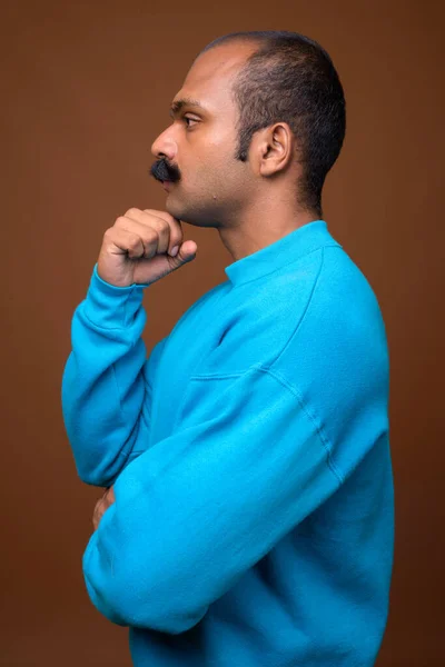 Profil pohled na indiána s knírkem v modrém svetru — Stock fotografie