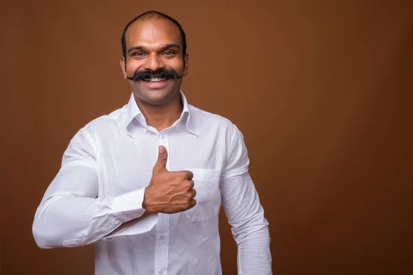 Portré boldog indiai üzletemberről bajusszal alkalmi ruhában. — Stock Fotó