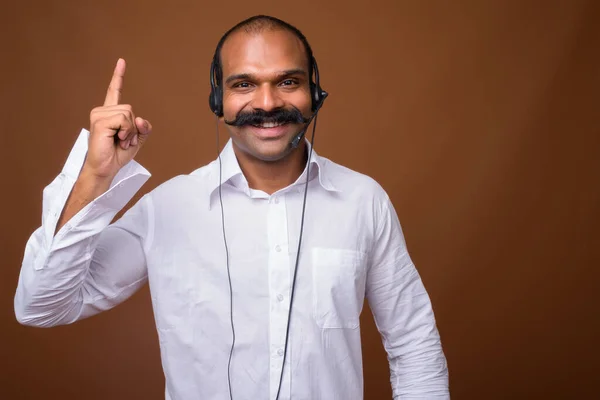 콜 센터 대표로 콧수염을 하고 있는 행복 한 인도 사업가의 사진 — 스톡 사진