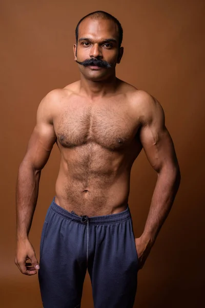 수염 이 없는 근육질 인도 남자의 초상화 — 스톡 사진