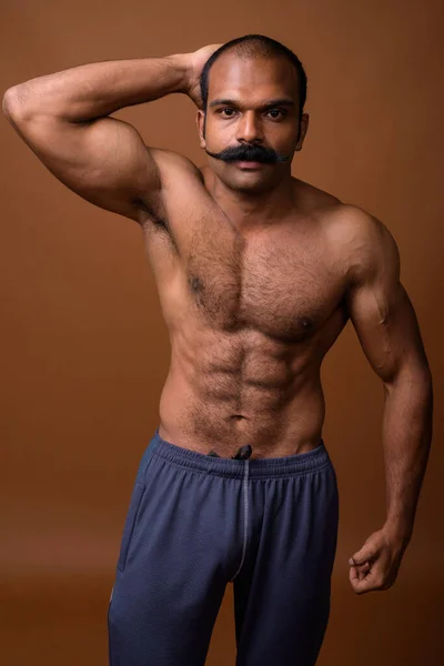 수염 이 없는 근육질 인도 남자의 초상화 — 스톡 사진