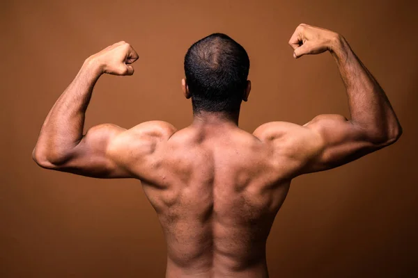 Visão traseira do homem indiano muscular com bigode sem camisa — Fotografia de Stock