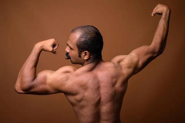 Vista trasera del hombre indio musculoso con bigote sin camisa —  Fotos de Stock