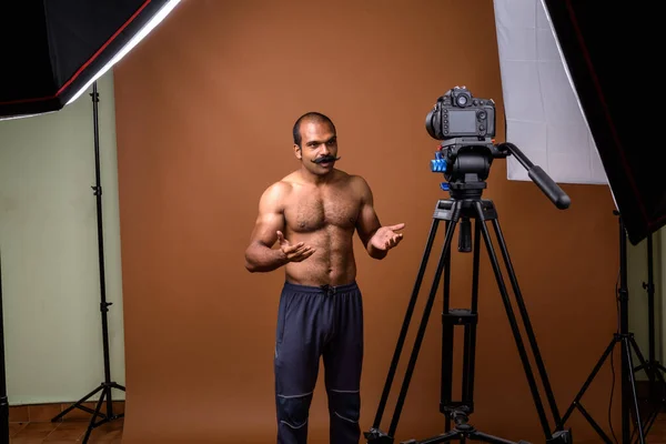 Πορτρέτο του μυώδους Ινδού με μουστάκι shirtless vlogging με κάμερα — Φωτογραφία Αρχείου