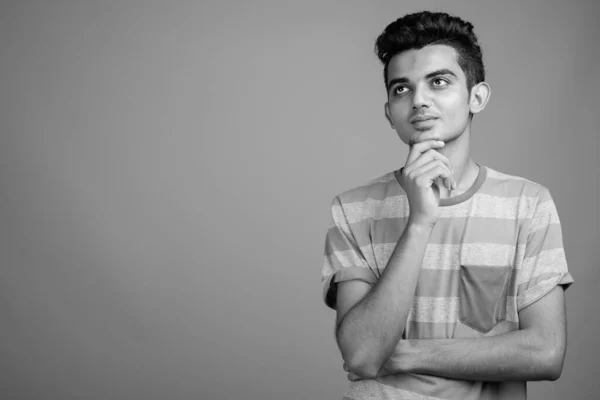 Retrato de jovem indiano em preto e branco — Fotografia de Stock