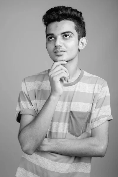 Retrato de un joven indio en blanco y negro —  Fotos de Stock