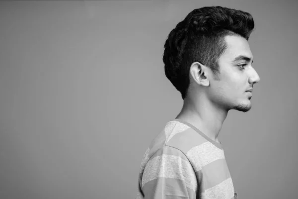 Retrato de jovem indiano em preto e branco — Fotografia de Stock