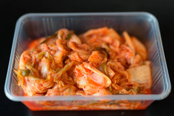 Kimchi Comida Coreana Servido Contenedor Plástico Tiro Horizontal Contra Fondo —  Fotos de Stock