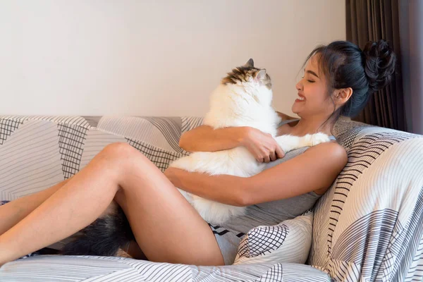 Portrait Young Beautiful Asian Woman Adorable Cat Pet Relaxing Together — Stockfoto