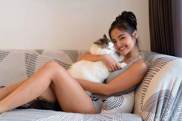 Portrait Young Beautiful Asian Woman Adorable Cat Pet Relaxing Together — Fotografia de Stock