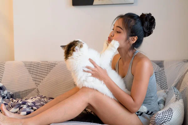 Portrait Young Beautiful Asian Woman Adorable Cat Pet Relaxing Together — ストック写真