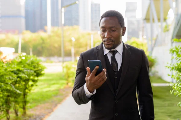 Portrait Handsome Bearded African Businessman Suit Relaxing Park City Outdoors — Fotografia de Stock