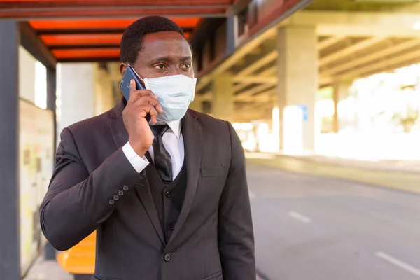 Portrait African Businessman Mask Protection Corona Virus Outbreak Bus Stop — 图库照片