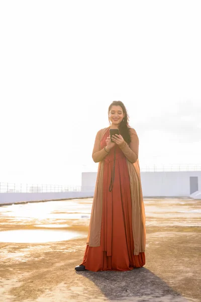 Портрет Молодой Красивой Индийской Женщины Крыше Здания Открытом Воздухе — стоковое фото