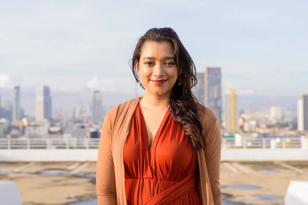 Portrait Young Beautiful Indian Woman View City Rooftop Building Outdoors — Stock fotografie