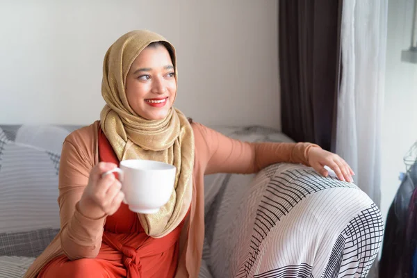 Portrait Young Beautiful Muslim Woman Staying Home Quarantine Corona Virus — Foto Stock