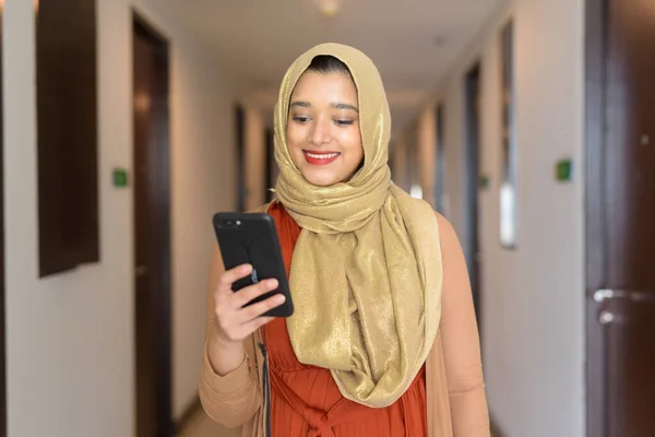 Portrait Young Beautiful Indian Muslim Woman Hijab Corridor Modern Building — Foto Stock