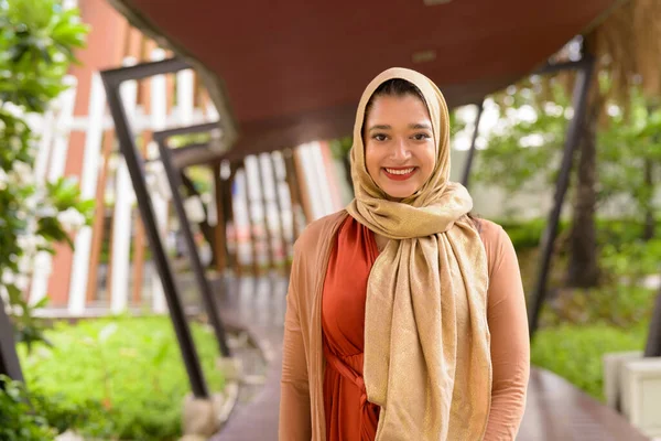 Portrait Young Beautiful Indian Muslim Woman Wearing Hijab City Nature — Zdjęcie stockowe