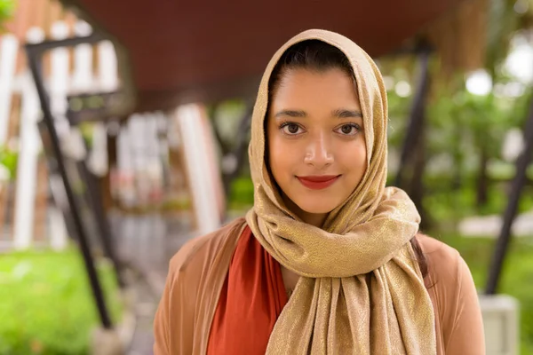 Portrait Young Beautiful Indian Muslim Woman Wearing Hijab City Nature — Zdjęcie stockowe