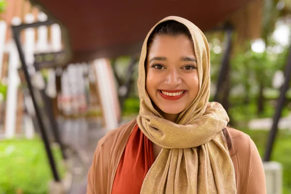 Portrait Young Beautiful Indian Muslim Woman Wearing Hijab City Nature — 图库照片