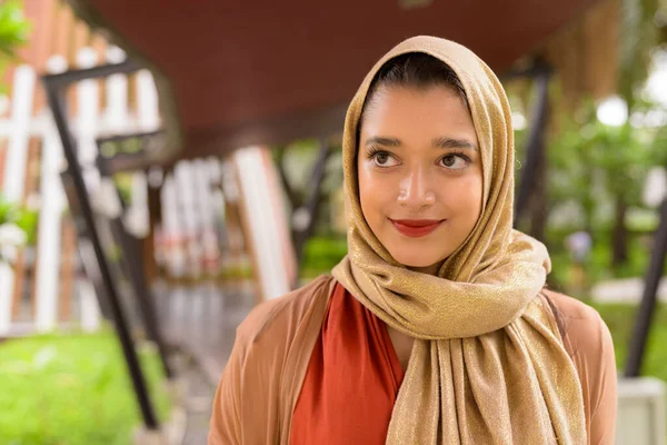 Portrait Young Beautiful Indian Muslim Woman Wearing Hijab City Nature —  Fotos de Stock