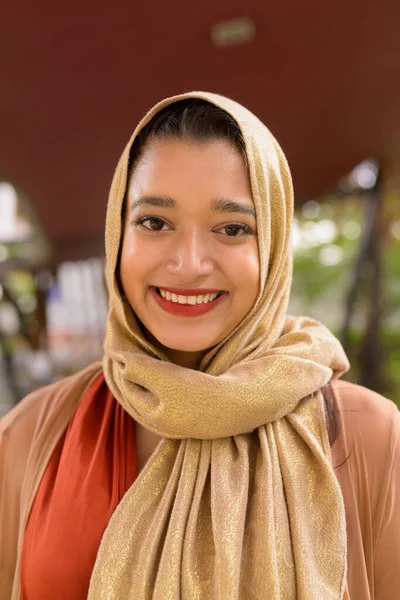 Portrait Young Beautiful Indian Muslim Woman Wearing Hijab City Nature — 图库照片