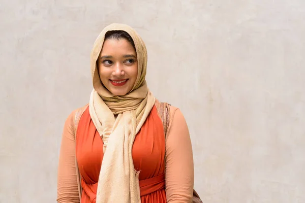 Portrait Young Beautiful Indian Muslim Woman Hijab Concrete Wall Outdoors — Stock fotografie