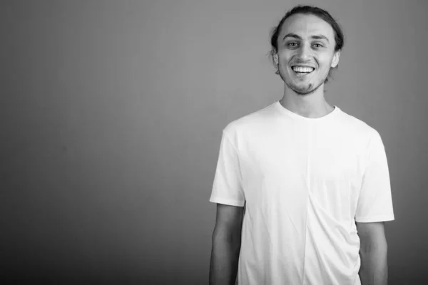 Estúdio Tiro Homem Bonito Jovem Contra Fundo Cinza Preto Branco — Fotografia de Stock