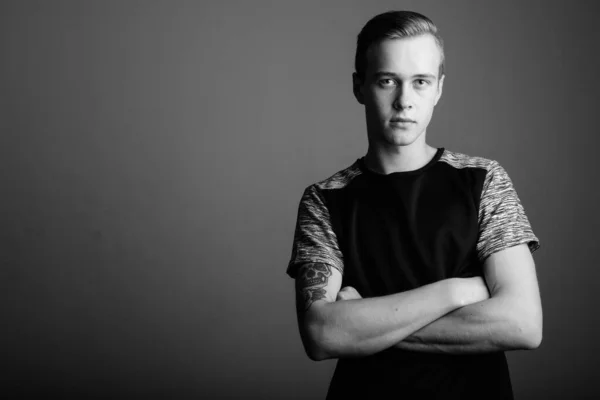 Studio Skott Ung Stilig Man Med Blont Hår Mot Grå — Stockfoto