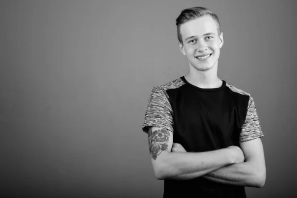 Estudio Hombre Guapo Joven Con Pelo Rubio Sobre Fondo Gris —  Fotos de Stock