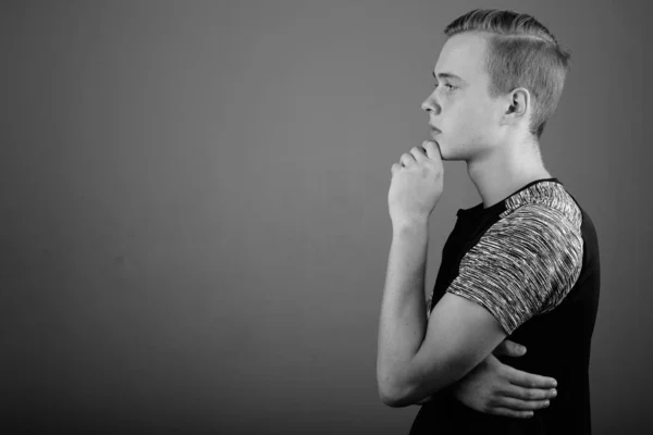 Estudio Hombre Guapo Joven Con Pelo Rubio Sobre Fondo Gris —  Fotos de Stock