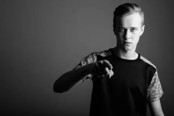 Studio Skott Ung Stilig Man Med Blont Hår Mot Grå — Stockfoto