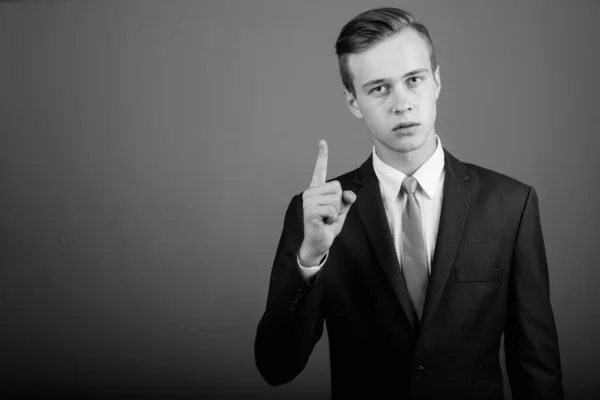 Studioaufnahme Eines Jungen Gutaussehenden Mannes Mit Blonden Haaren Vor Grauem — Stockfoto