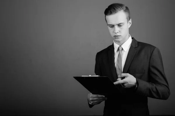 Estudio Hombre Guapo Joven Con Pelo Rubio Sobre Fondo Gris — Foto de Stock