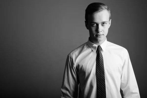 Estudio Hombre Guapo Joven Con Pelo Rubio Sobre Fondo Gris — Foto de Stock