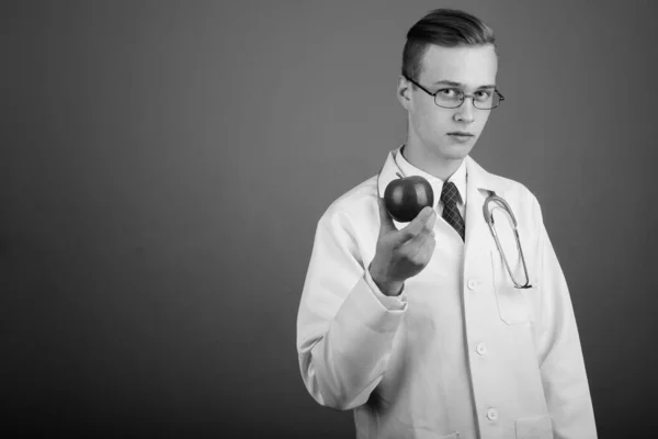 Estudio Hombre Guapo Joven Con Pelo Rubio Sobre Fondo Gris — Foto de Stock