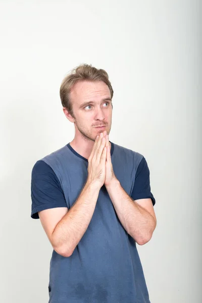 Estudio Hombre Guapo Con Pelo Rubio Sobre Fondo Blanco — Foto de Stock