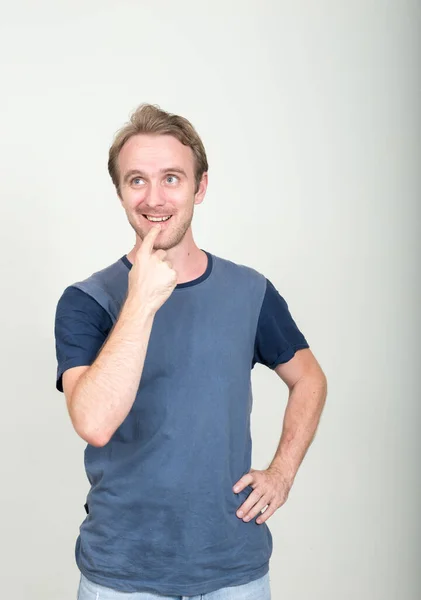 Estudio Hombre Guapo Con Pelo Rubio Sobre Fondo Blanco — Foto de Stock