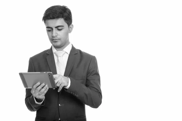 Молодий вродливий перський бізнесмен користується цифровою табличкою. — стокове фото