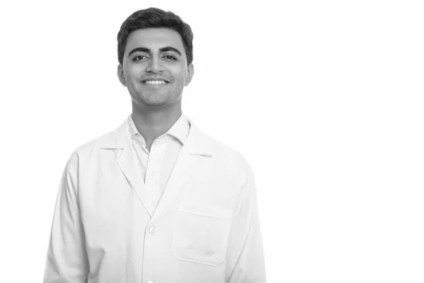 Porträt eines glücklichen jungen, gut aussehenden persischen Arztes, der lächelt — Stockfoto