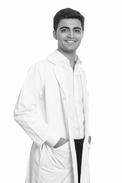 Портрет счастливого молодого красивого персидского врача, улыбающегося — стоковое фото