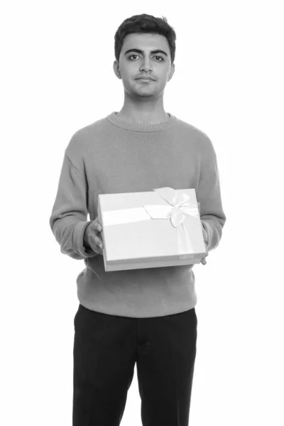 발렌틴 데이를 위해 선물 상자를 들고 있는 잘생긴 페르시아 청년 — 스톡 사진