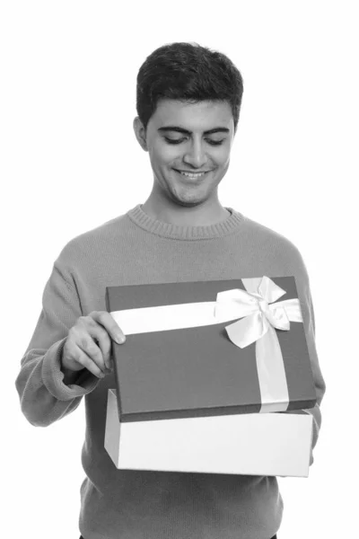 Молодой счастливый перс открывает подарочную коробку на день святого Валентина — стоковое фото