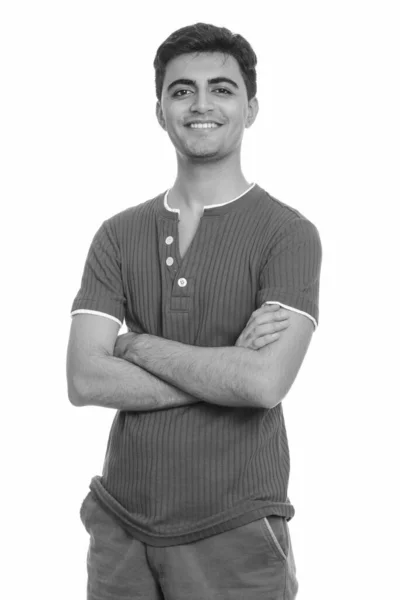 Retrato de feliz jovem bonito persa homem sorrindo com os braços cruzados — Fotografia de Stock