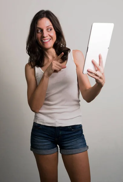 Studioaufnahme Einer Schönen Frau Mit Braunen Haaren Vor Weißem Hintergrund — Stockfoto