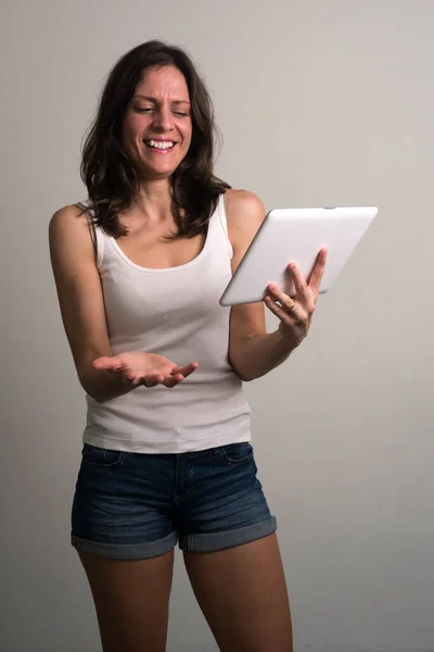 Studioaufnahme Einer Schönen Frau Mit Braunen Haaren Vor Weißem Hintergrund — Stockfoto