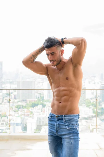 Mutlu, genç, yakışıklı, kaslı, Persli adam. Şehre karşı, üstsüz düşünceler.