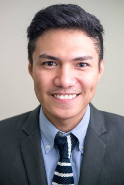 Filipinli genç iş adamının beyaz arkaplana karşı çekimleri